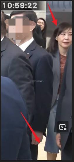 尹乃菁12日上午参观小米工厂时，好像穿了条5分裤( 图1)图2是11日上午参观碧