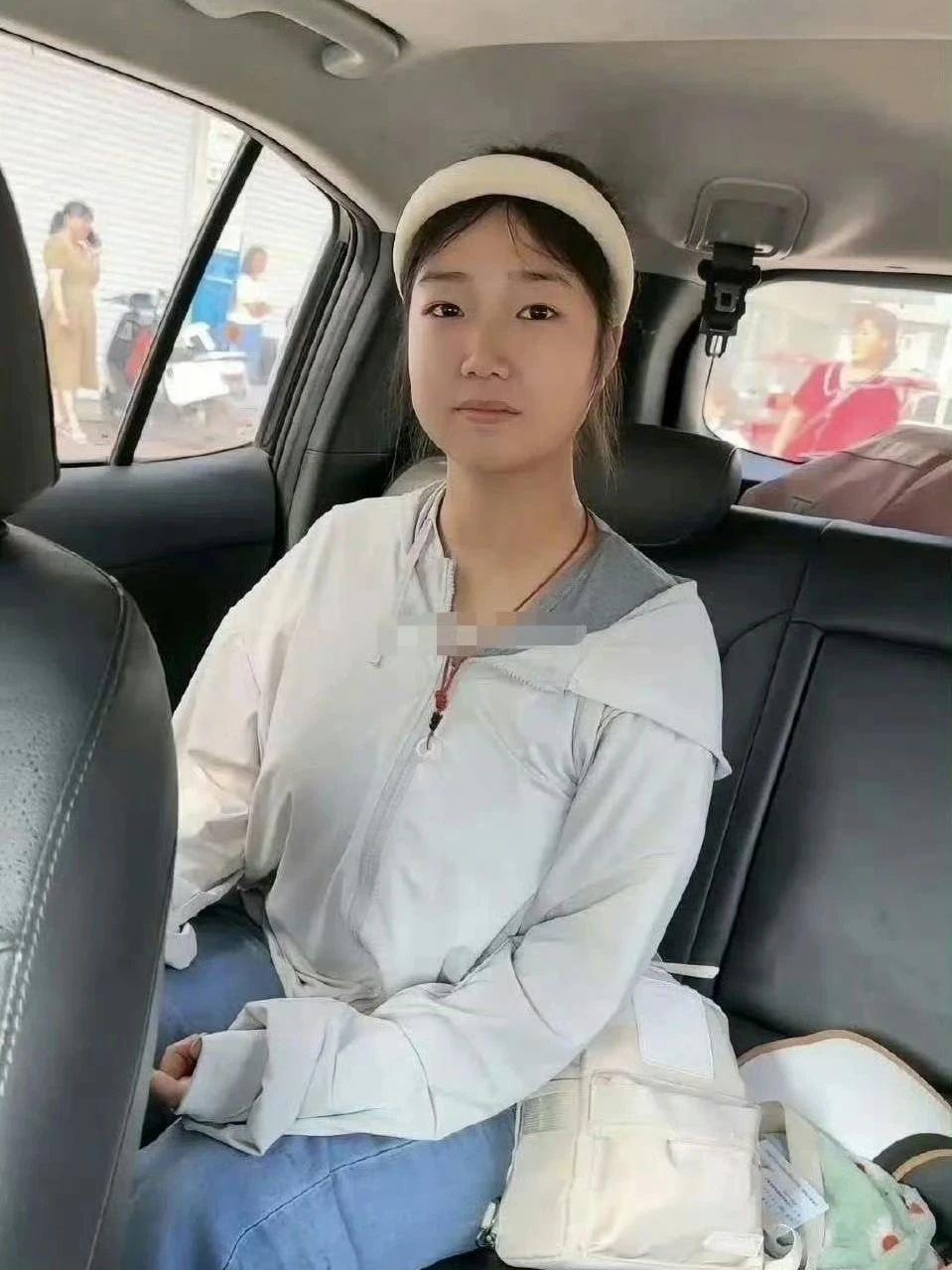 去时十五六，回来五六十，真是热涨冷缩啊！

朋友发朋友圈说他的女儿暑假去军训了几