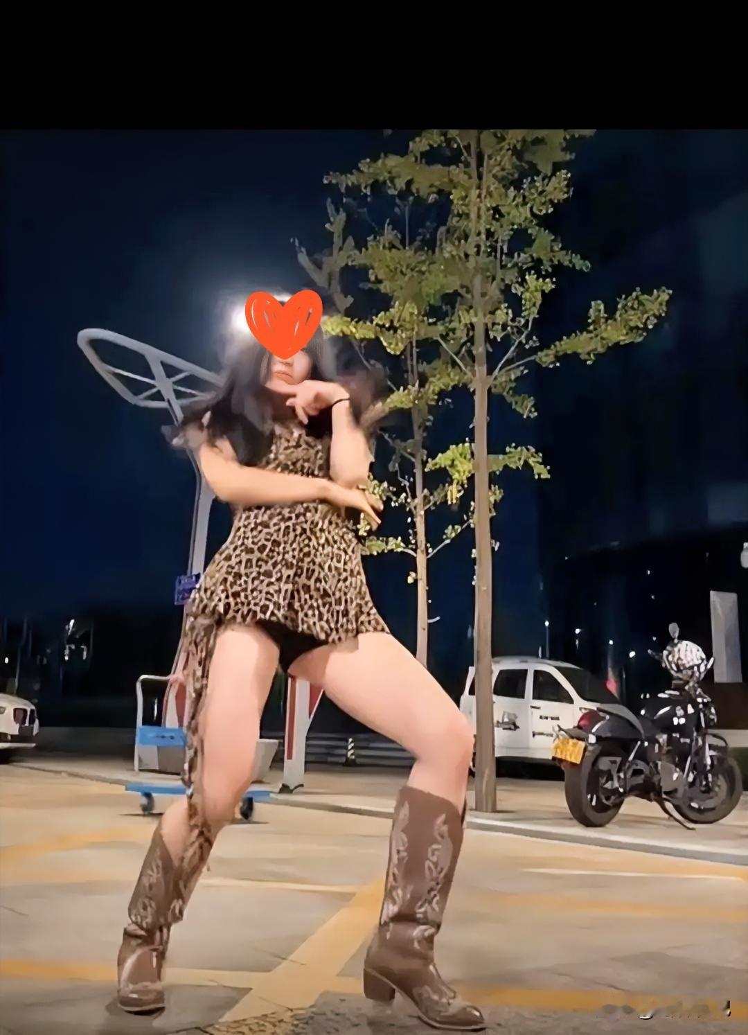 美女街边热舞遭醉酒男挑衅，五名壮汉持械包围！警方介入，结局看爽

路灯下的舞蹈镜