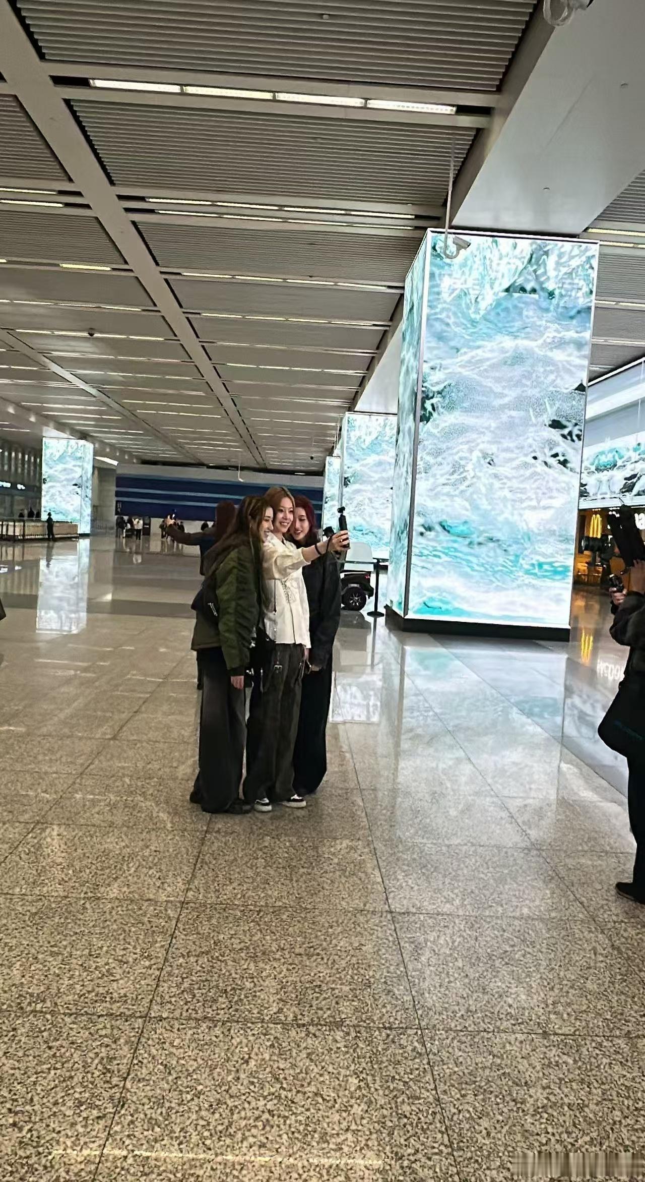 偶遇李秀满新女团A2OMAY 上海的街头惊喜满满！A2OMAY 成员现身大屏处，