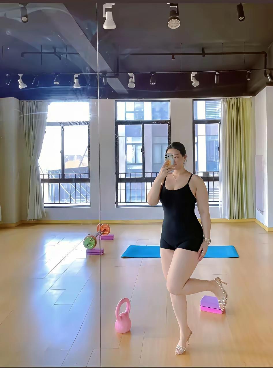 刚刚跟老公聊天，然后我说了一句：“养小蜜就要养大学生啊，纯纯很可爱呀，老公你说是