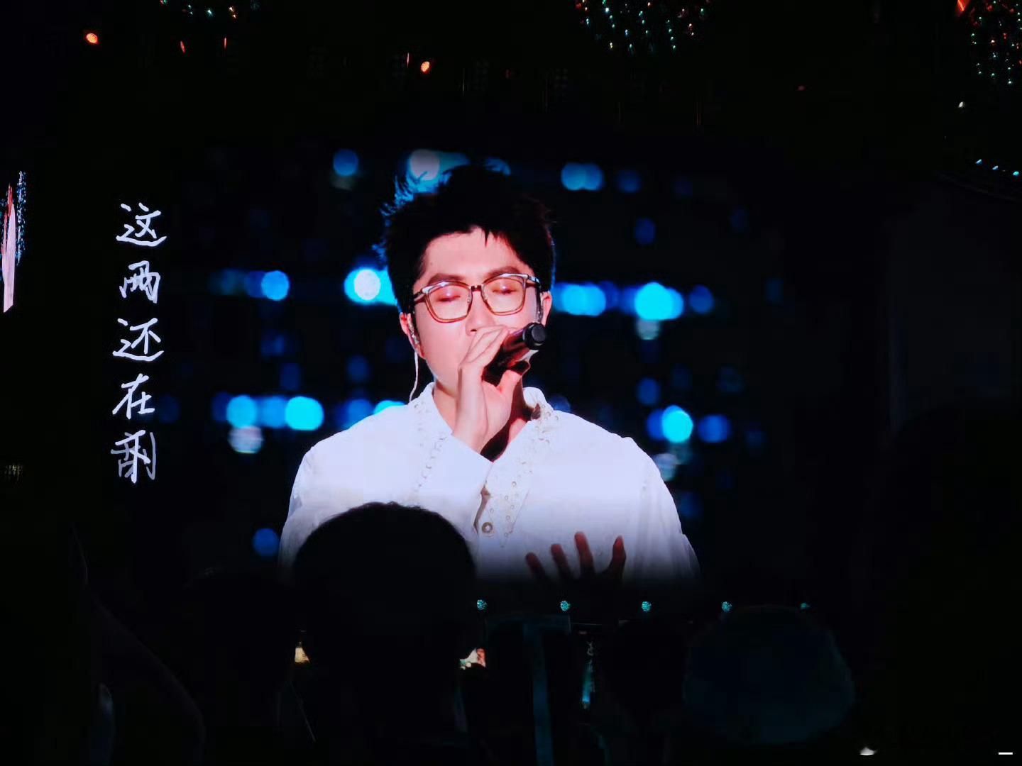 #毛不易已经开始炫技了# 确实，毛不易在新专辑中的《此间别处》给听众带来了非凡的