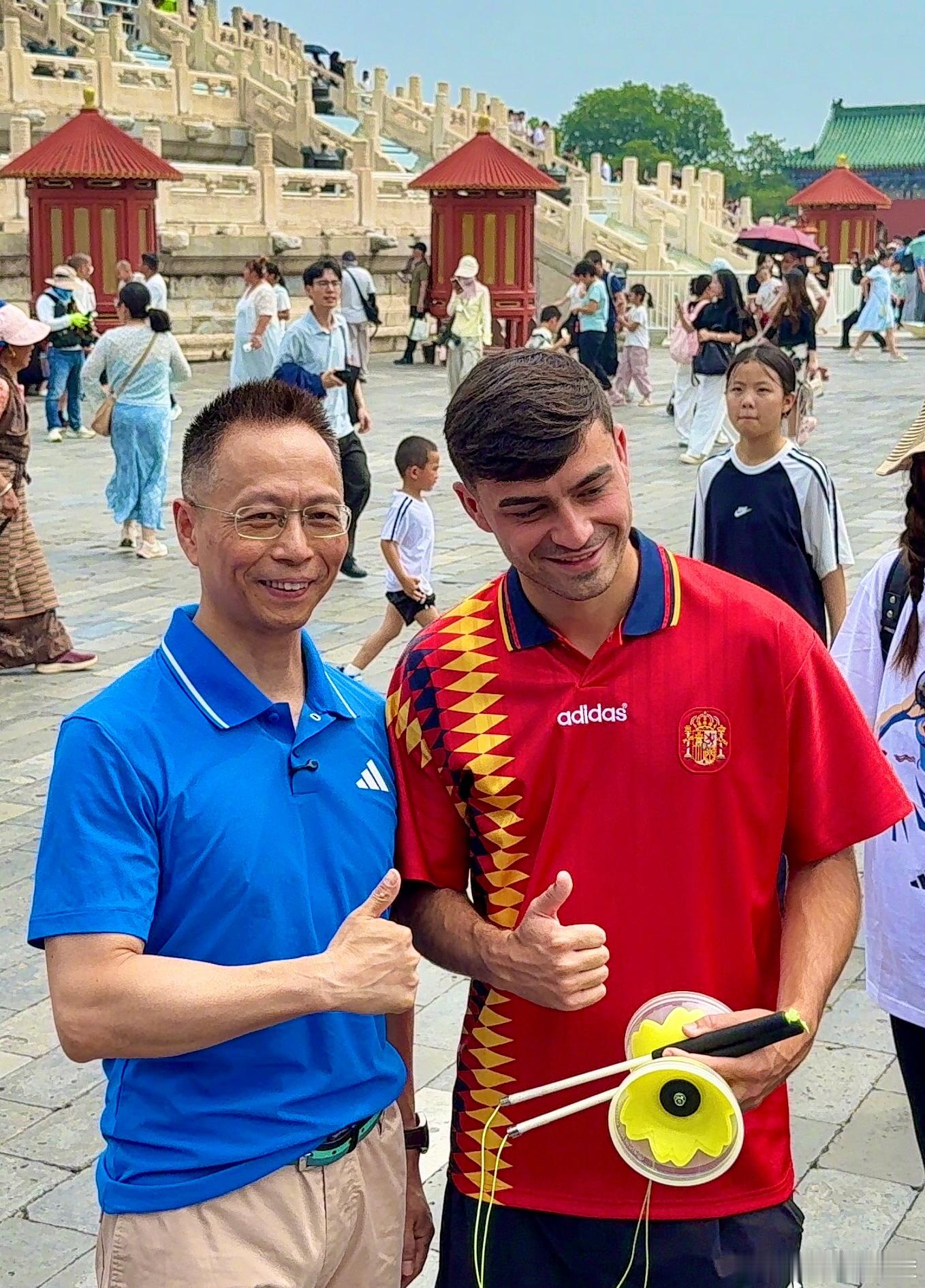 在天坛偶遇一位身穿阿迪达斯复古球衣的“西班牙球迷”，很难想象这钢筋一般的身形怎么