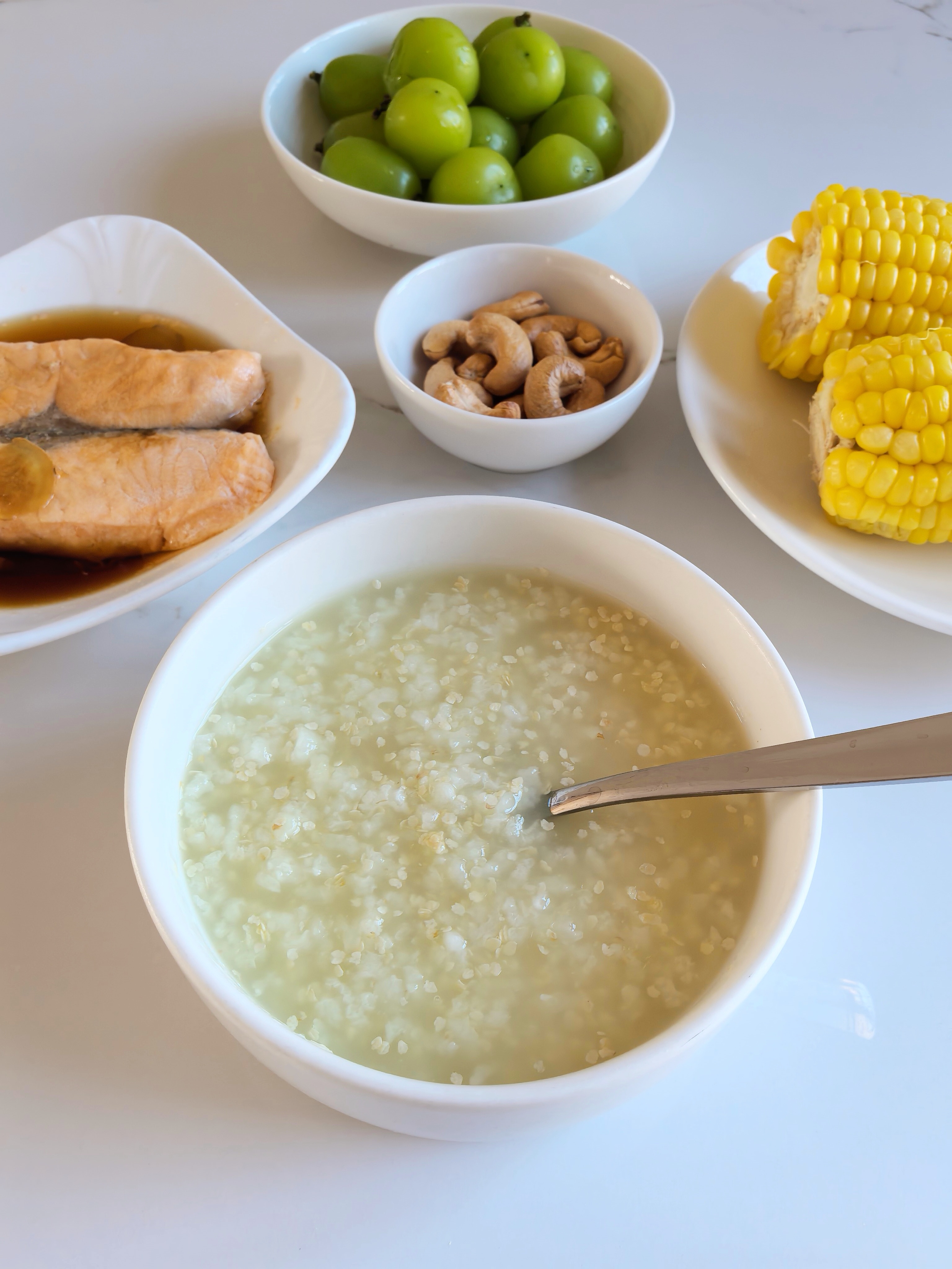 一年级小学生的早餐小麦胚芽粥+玉米+三文鱼+腰果+青提今天一小碗粥跟半个玉米都吃