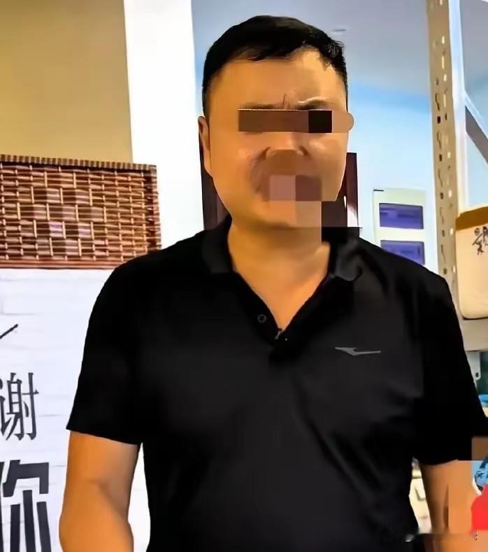 昆明民政局的办事大厅里，人来人往。一对中年夫妻坐在长椅上，没有争吵，也没有眼泪。