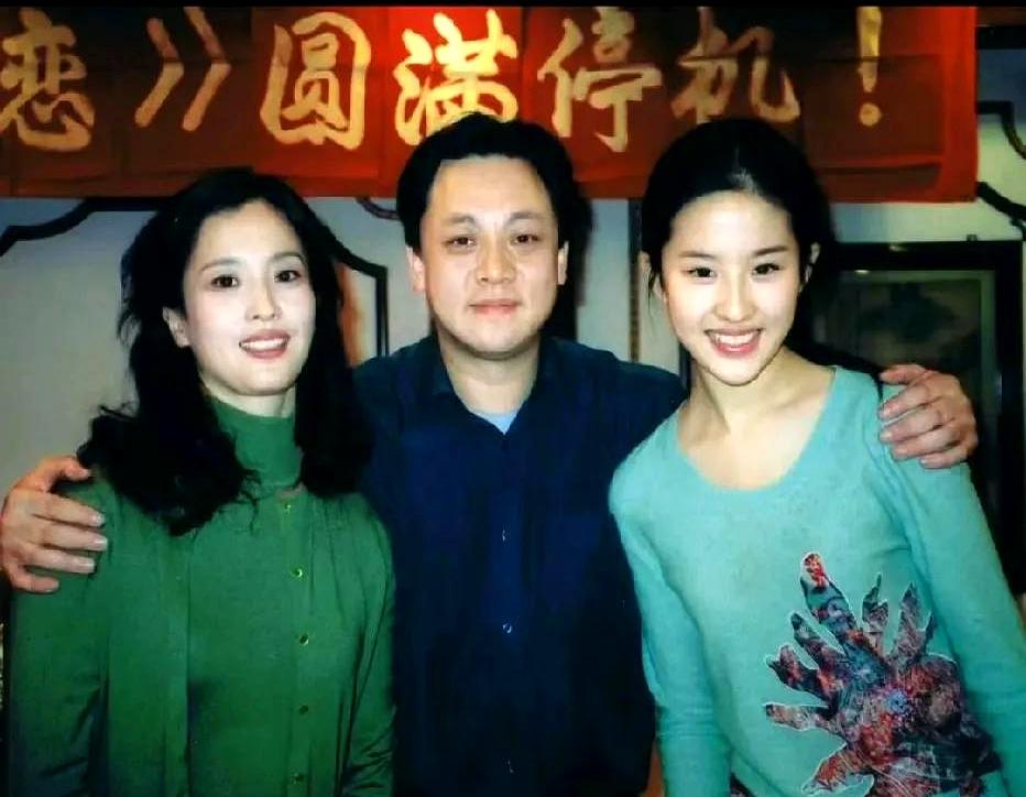 当网友把刘亦菲父母的颜值拿来对比时，才懂“天仙”不是偶然——父亲气度温雅，母亲明