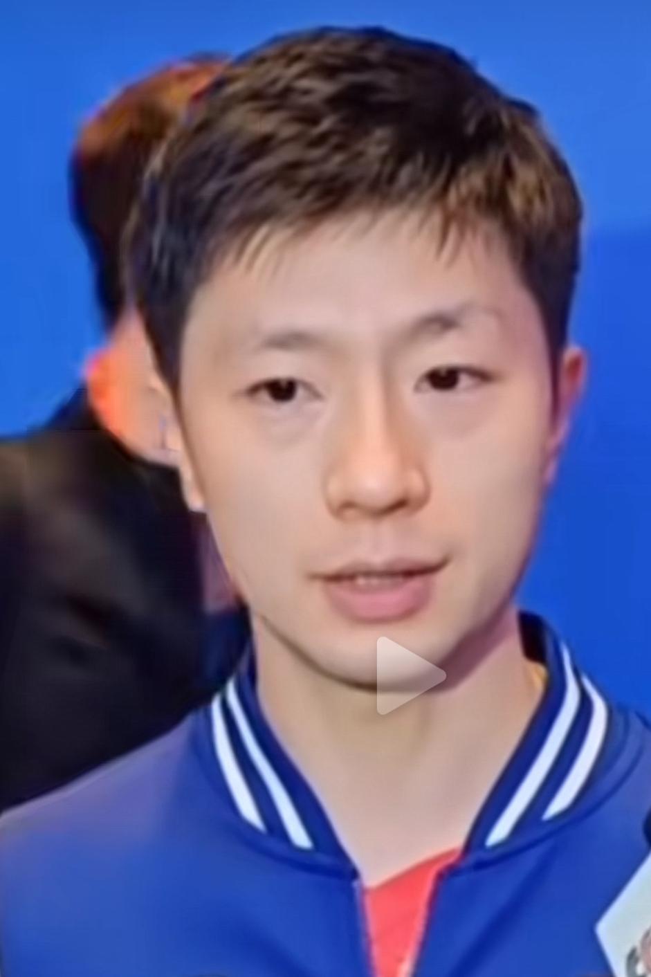 国乒前队长马龙说：那天乒超联赛结束后，大头在整理球拍时，有人发现里面有一张我们两