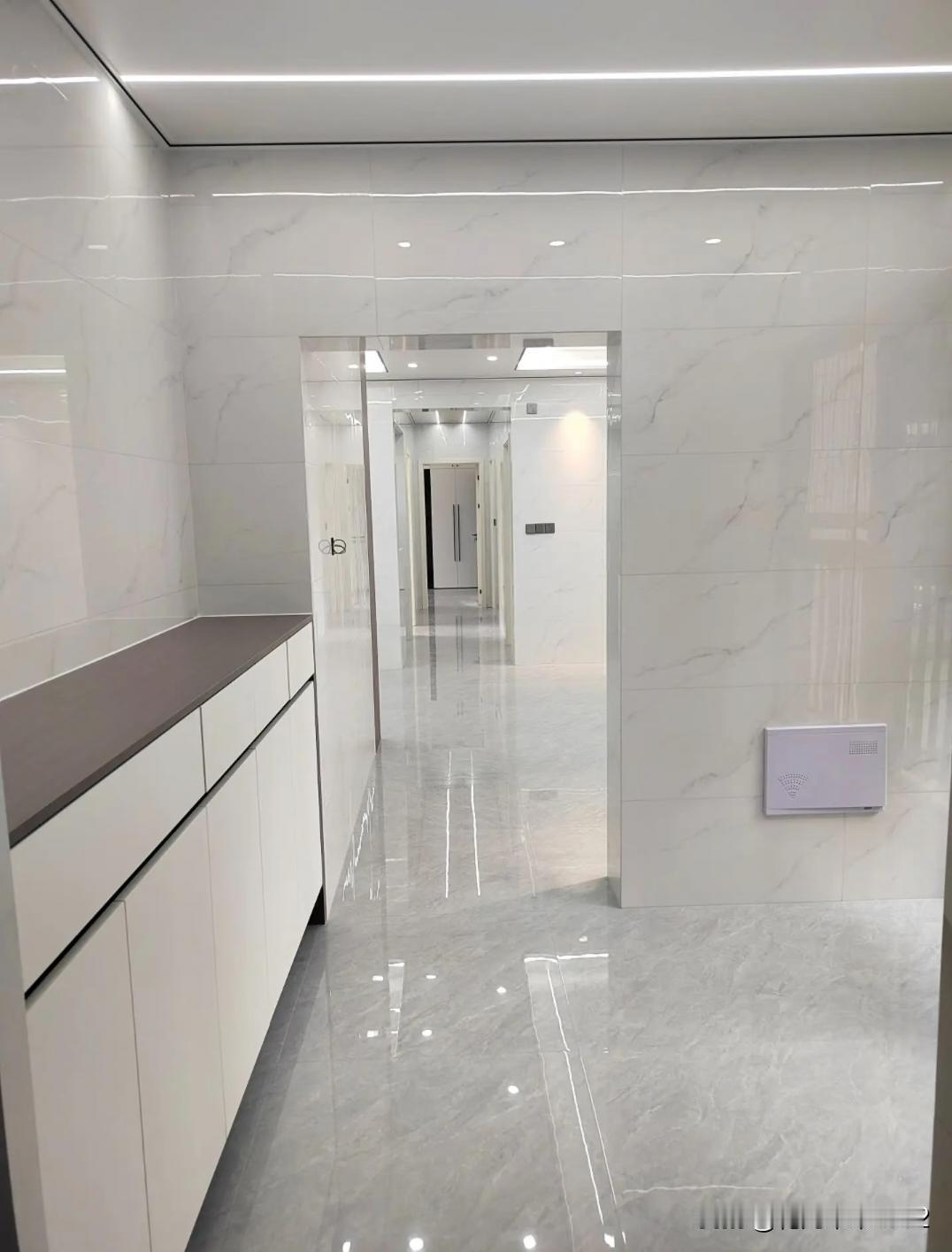 3号户型邻居装修完，我去一看，瓷砖上墙好不好看？😭😭
分享一组我家邻居简约风