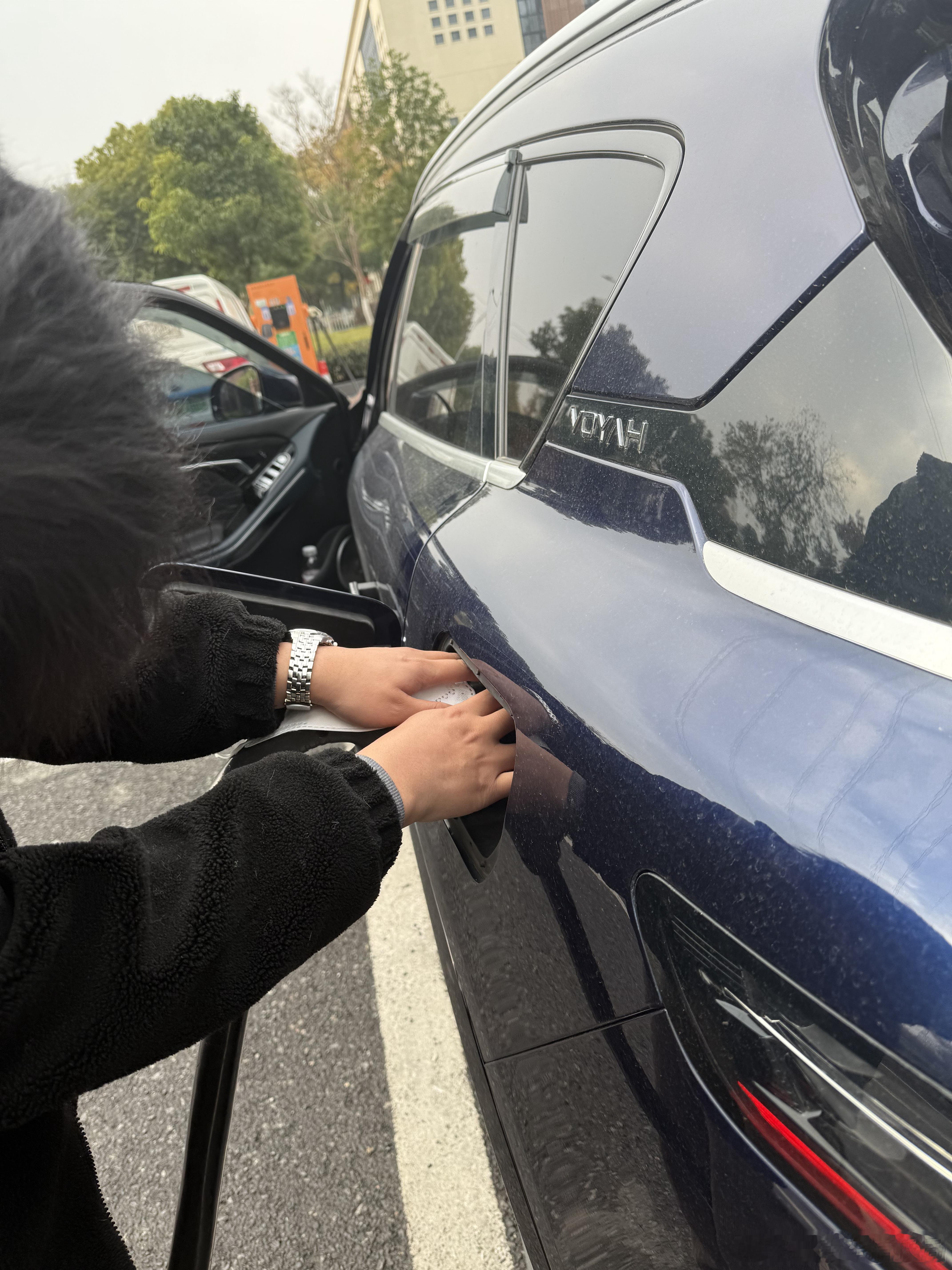 今日铁子来作客，咱新能源之都丢人了，给人充电枪卡住了，拔不下来，走都走不了…[允