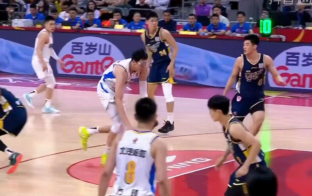 让王洪泽顶周琦还是太难了，小将被打了个2+1之后被换下，只能看焦泊乔什么时候回来