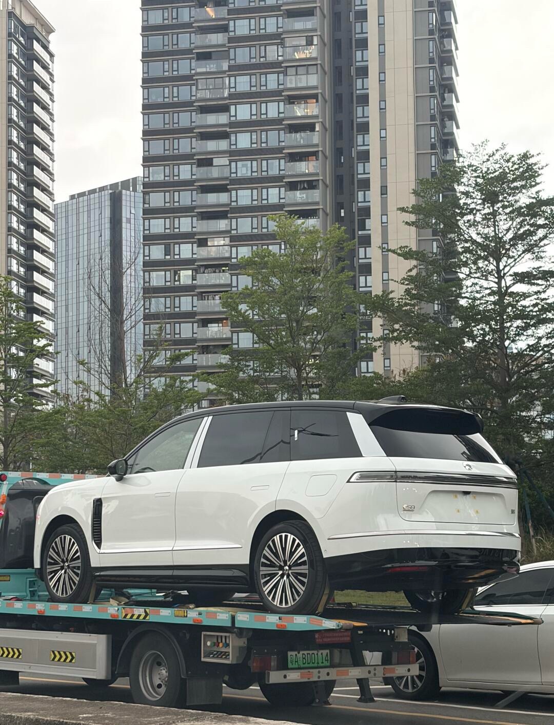 偶遇今晚要发布的蔚来es9，全国最大纯电SUV车型，想到它是辆纯电车会更震撼，李