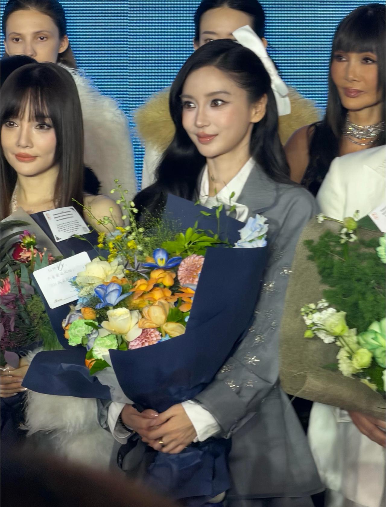 姐宝收到fafa💐啦

完全像学姐毕业典礼🎓｜今日份品牌看秀生图

Ange
