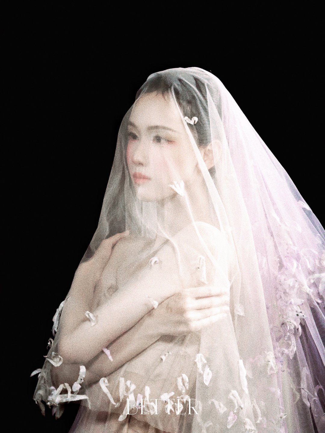 陈都灵 🍀陈都灵余九琪 🍀陈都灵冬风吹又生 荒芜的平原开满玫瑰，你来时花已绽