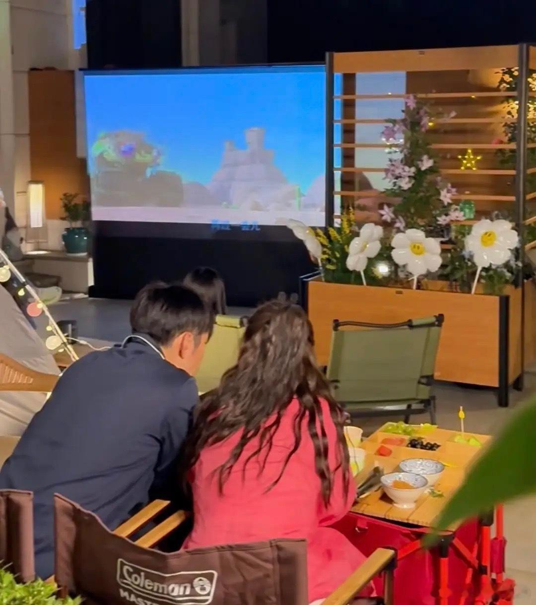 严屹宽晒自家在上海的别墅，杜若溪用三轮车拉着鲜花回家装饰花园，娘家婆家父母聚在院