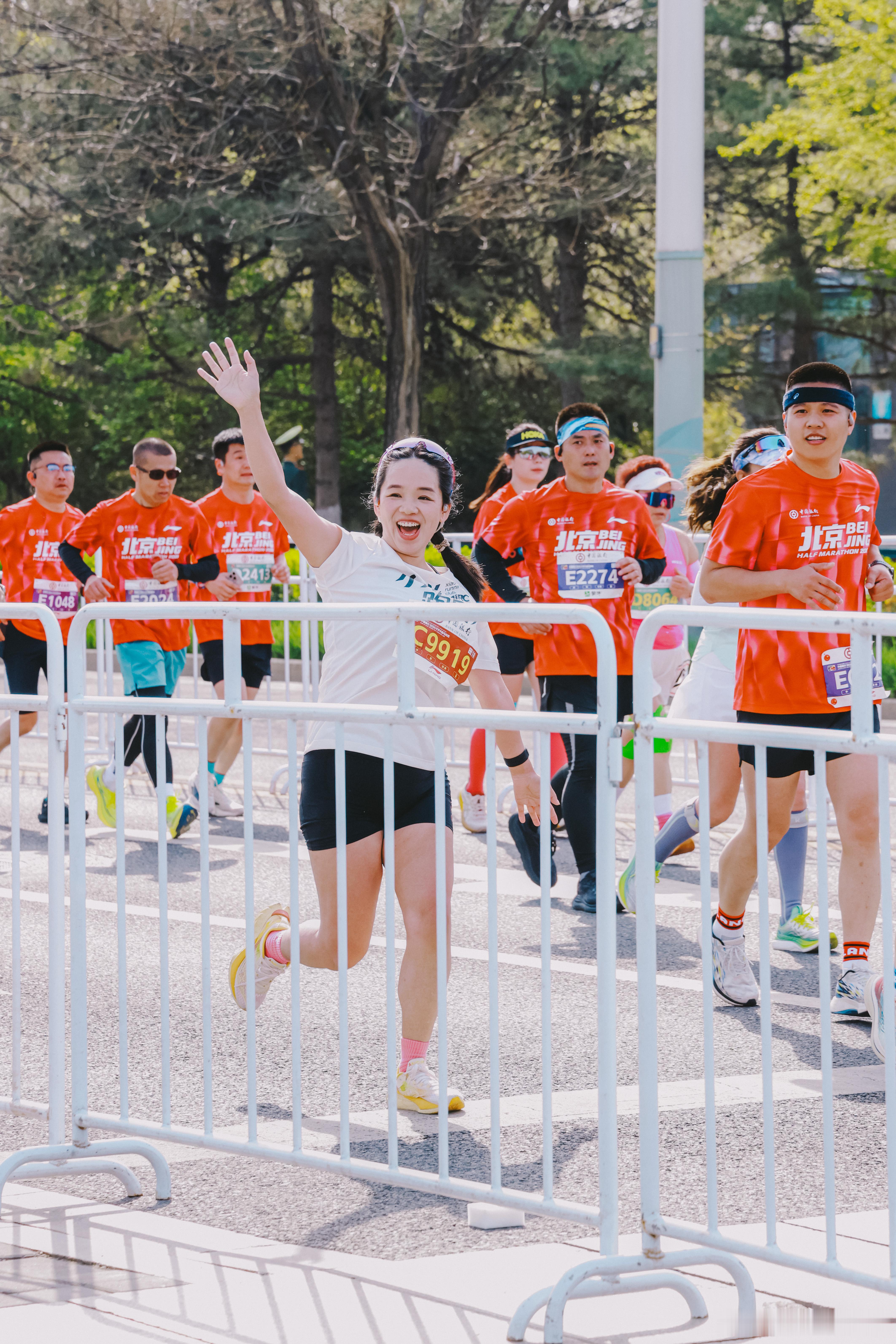 小米YU7北半马领跑我米又争光了，闪耀北京半马，见证中国力量接棒北京半马赛场上，