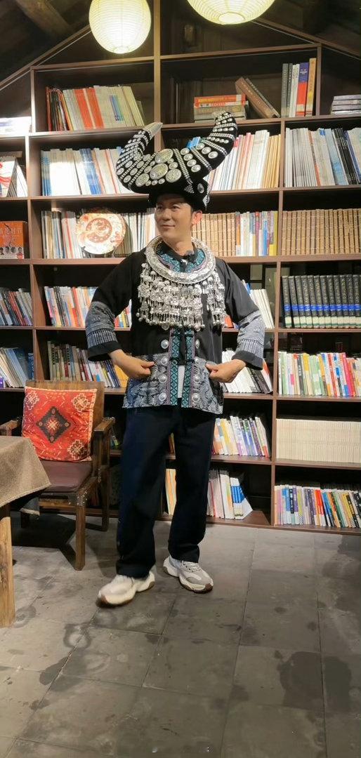 李晨龙舟季cos苗族大黑牛 超大牛角银冠一上头，李晨秒变凤凰古城限定“大黑牛”！
