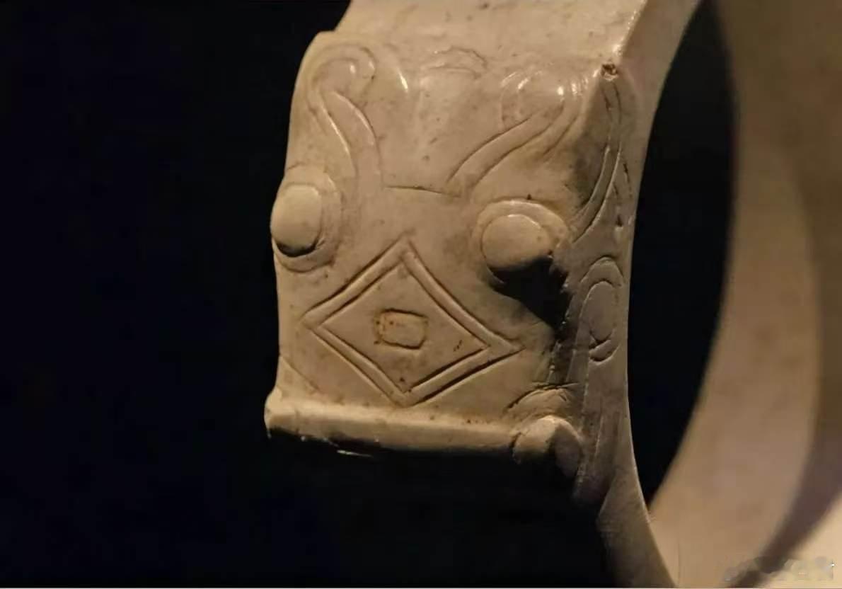 考古新知龙首纹玉镯 5000多年前的良渚先民，在玉镯上刻下了龙首纹。这件出土于瑶