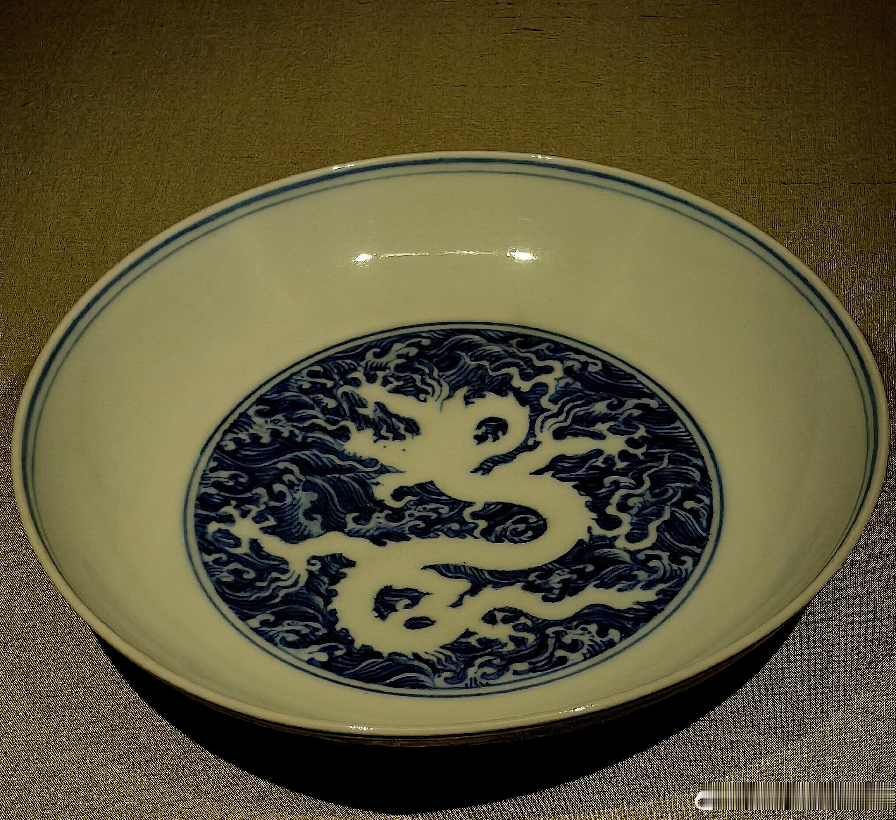 青花海水白龙纹盘明 宣德（1426-1435）苏州博物馆藏这件青花海水白龙纹盘中