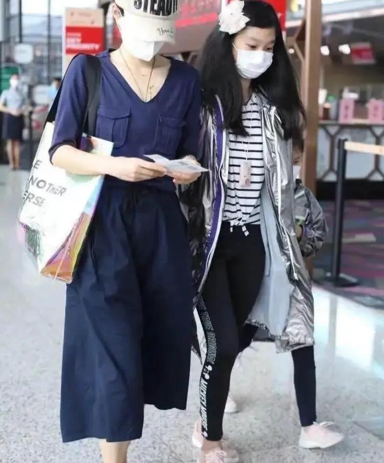马伊琍带着女儿一同现身机场，让人惊喜的是，大女儿爱马已经和妈妈一样高了！尽管马伊