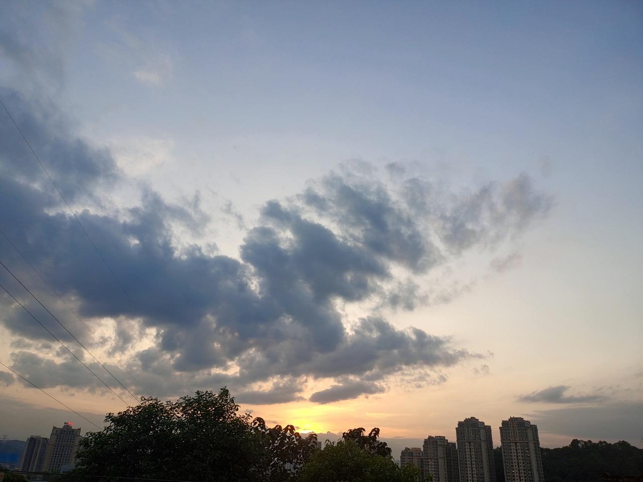 一场尴尬的宴席

 
文友赵月梅最近正为和堂妹闹别扭的事烦心，逮着我就忍不住吐槽