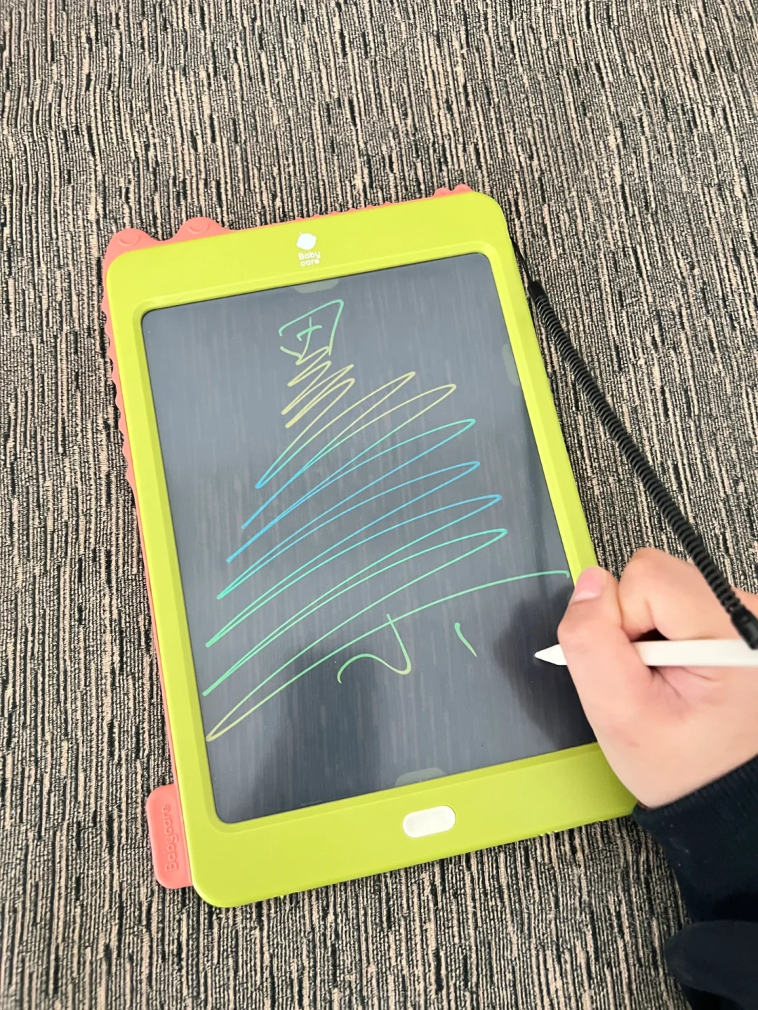 👶🏻：妈妈给我画个圣诞树   👩🏻：嗯呐