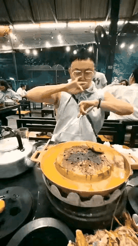 妈呀，我身为女人真是自愧不如啊，从来没有翘过兰花指，从来没有扭的这么妖娆过，吃饭
