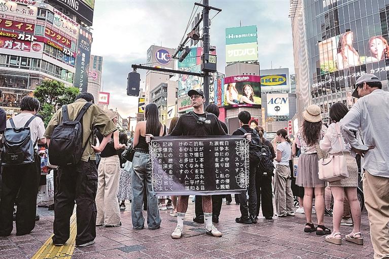 看哭了！在东京街头举南京大屠杀标语遭日本人围攻，两个年轻人没有低头!

2026