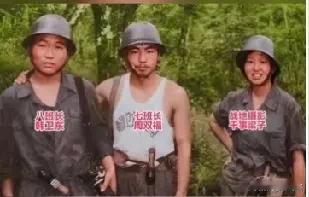 1986年，战地摄影干事梁子第一次上阵地后，与送其下山的417团6连两位班长合影