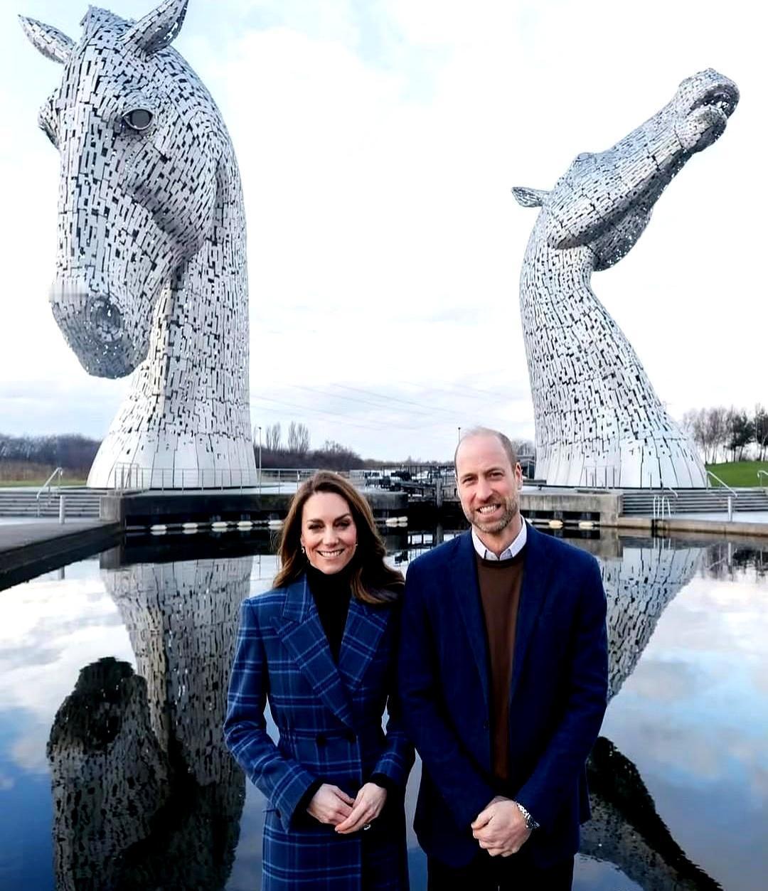 凯特冰场摔倒，威廉笑到扶墙
 
零下五度，她穿呢子裙推20公斤石壶，第三回才擦到