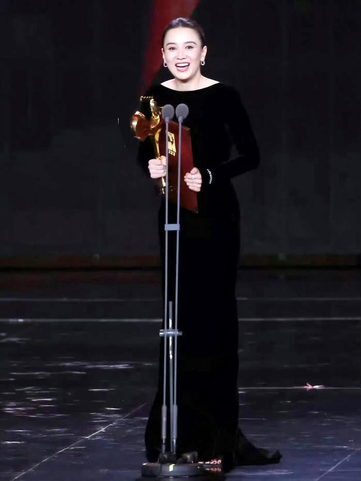 当一位演员同时拿下金鸡奖、白玉兰奖，还能在国际舞台上闯出名号，你会觉得她是天生的