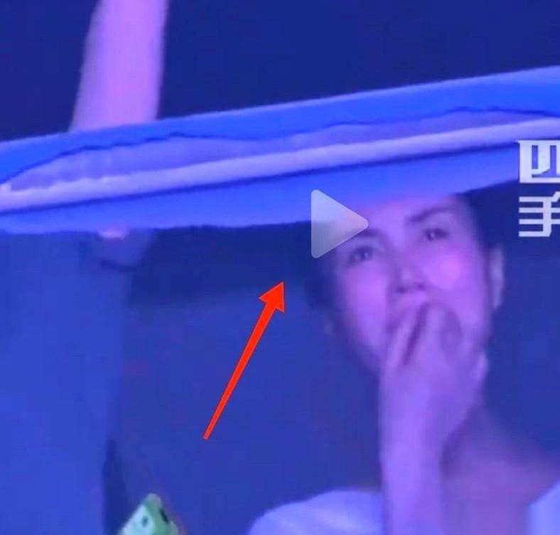 谢霆锋演唱会那个画面，还是刷到了。
他站在台上，灯光打下来，唱的是那首《玉蝴蝶》