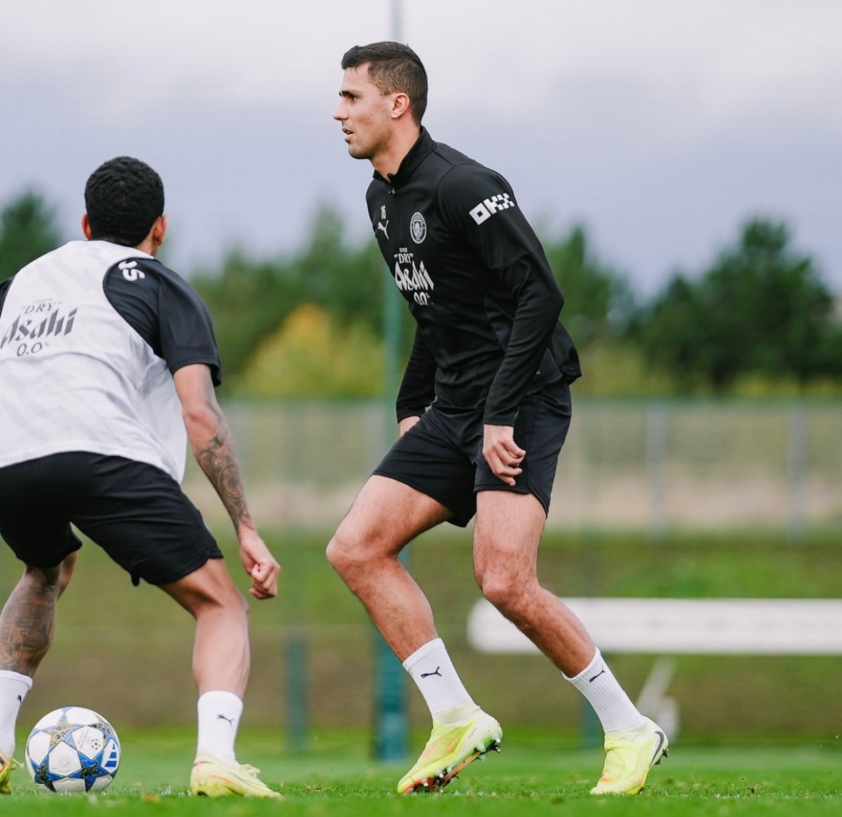 罗德里的伤势并没有出现反复，他是在对阵布伦特福德的比赛中伤到了腘绳肌高位肌腱。鉴