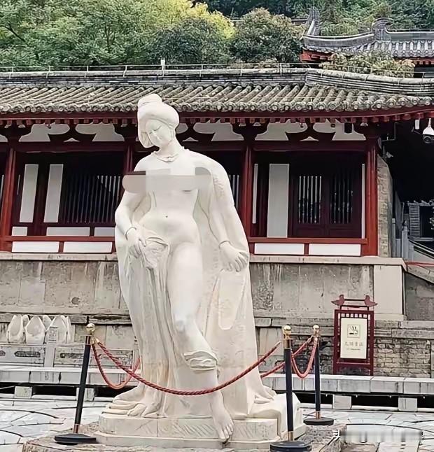 人果然不能吃太饱！陕西西安，游客去华清池玩，看到杨贵妃雕像没穿衣服，直接反手给景