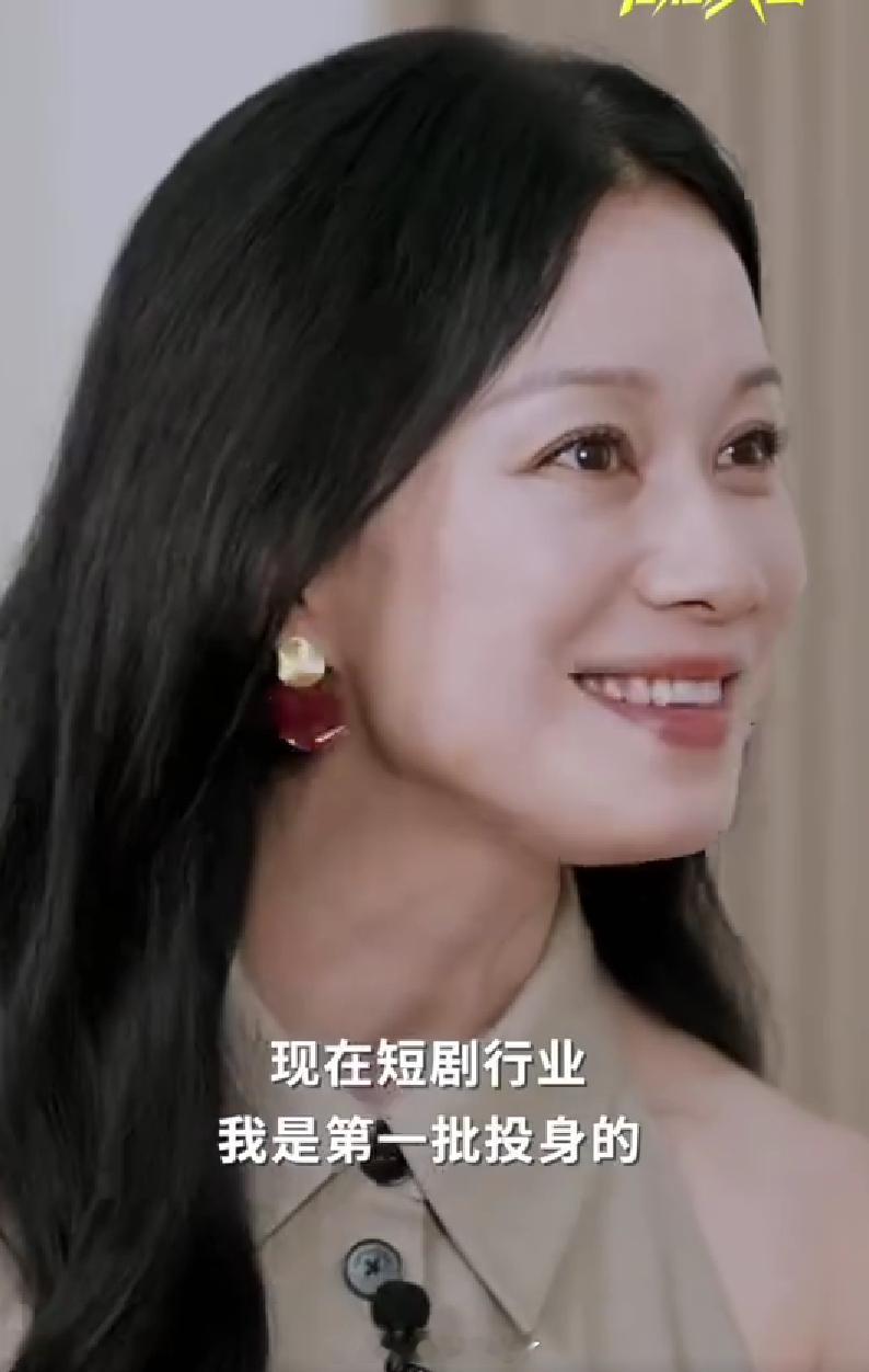 倪虹洁谈演短剧的感受倪虹洁第一批投身短剧的演员 倪虹洁还蛮有想法的，短剧其实可以