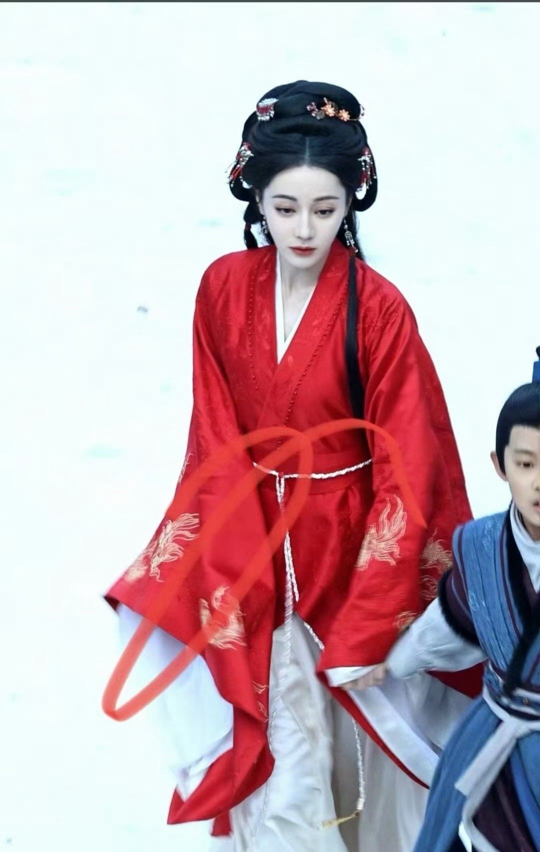 迪丽热巴摸小演员脸 迪丽热巴与小演员片场互动，温柔摸脸，令人羡慕不已！姐姐的温柔
