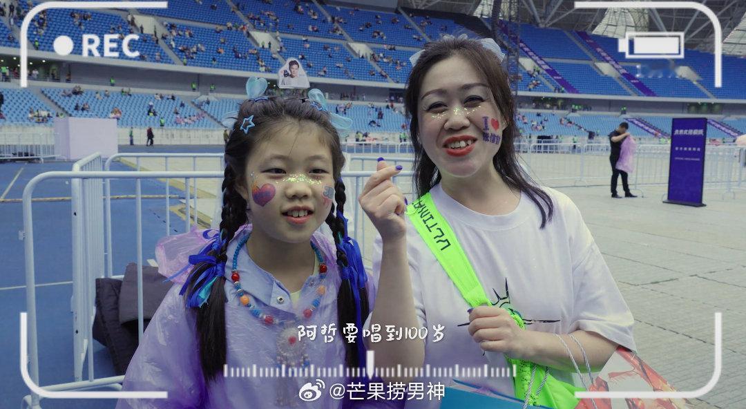 #张信哲回应粉丝唱到100岁# 好家伙，张信哲你真的太好了吧！相信很多粉丝都听过