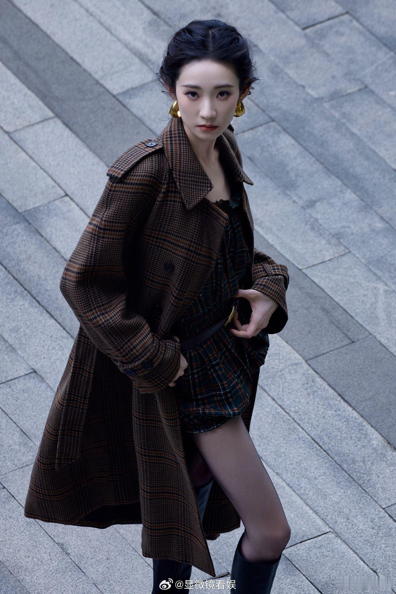 张艺凡ELLE盛典 被的红毯造型美到失语！一袭造型将她的清冷气质凸显得淋漓尽致，