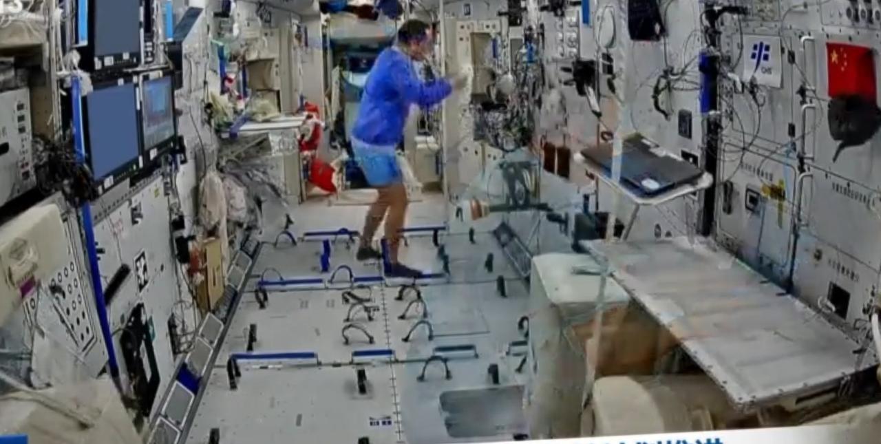 400公里高空的中国空间站里，藏着科技浪漫与奋斗印记。航天员们在微重力环境中坚持