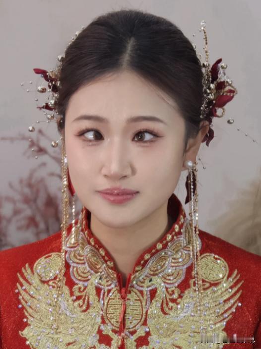 躺着玩手机，容易斗鸡眼。
其实这个斗鸡眼的原因，如果说是侧躺引起不多，姿势是小部