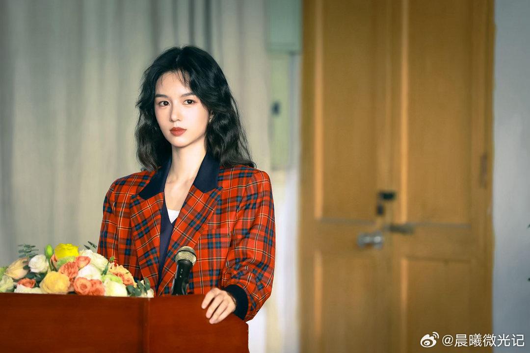 女人你引起了周也的注意笑死我了，套裙子、递石头、递完再教育。这姐宠人的方式，主打