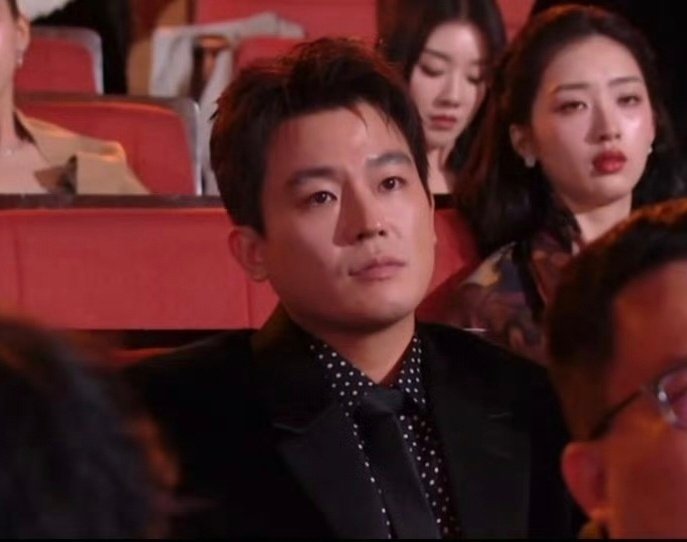 欧豪在看马思纯吗 我感觉他是在看马思纯。果然还是放不下的白月光呀，可惜了。[可怜