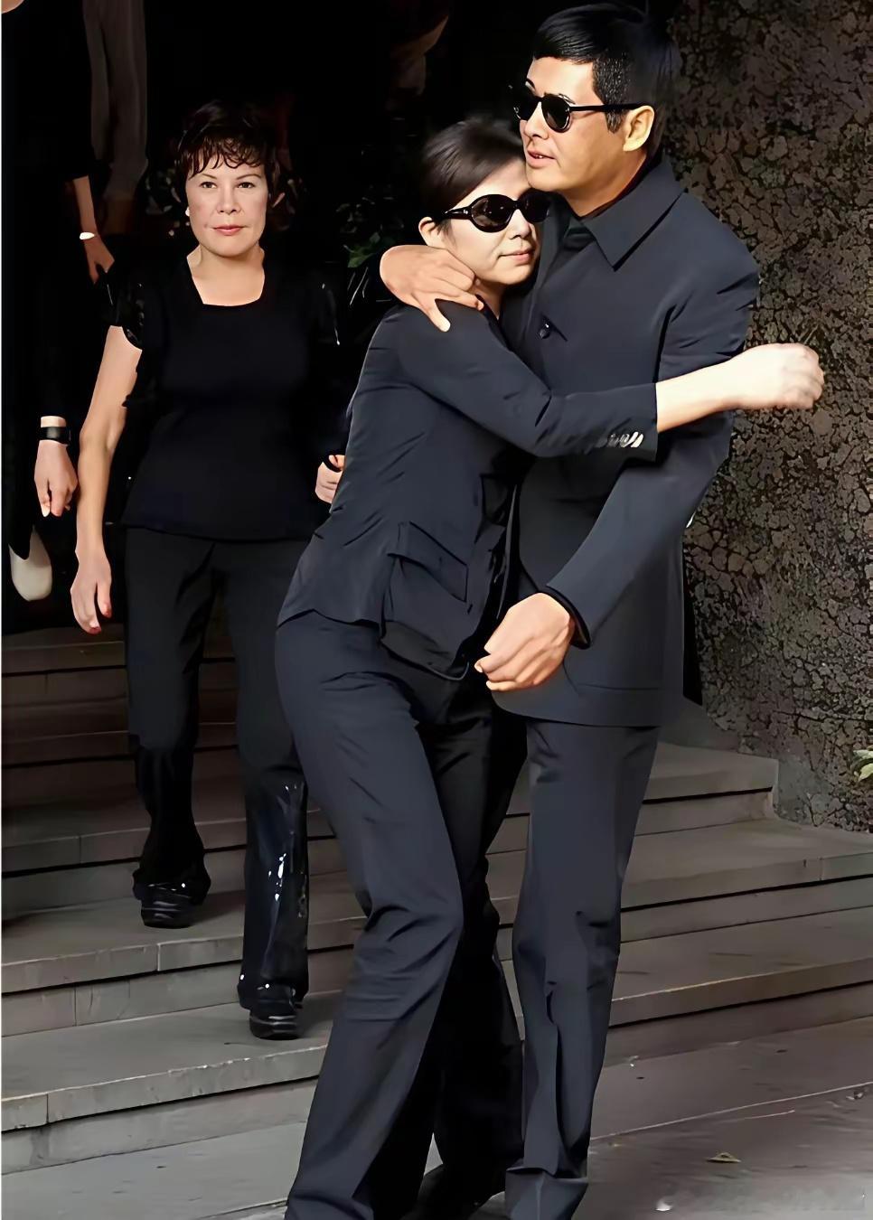 2007年，香港演员钟楚红的丈夫朱家鼎离世。钟楚红悲痛万分，看见好友周润发悲痛难
