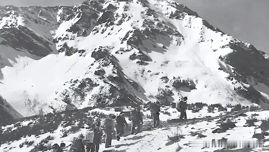 1935年6月，刚刚闯过大渡河天险的中央红军，全员驻足在夹金山脚下。这座横亘川蜀