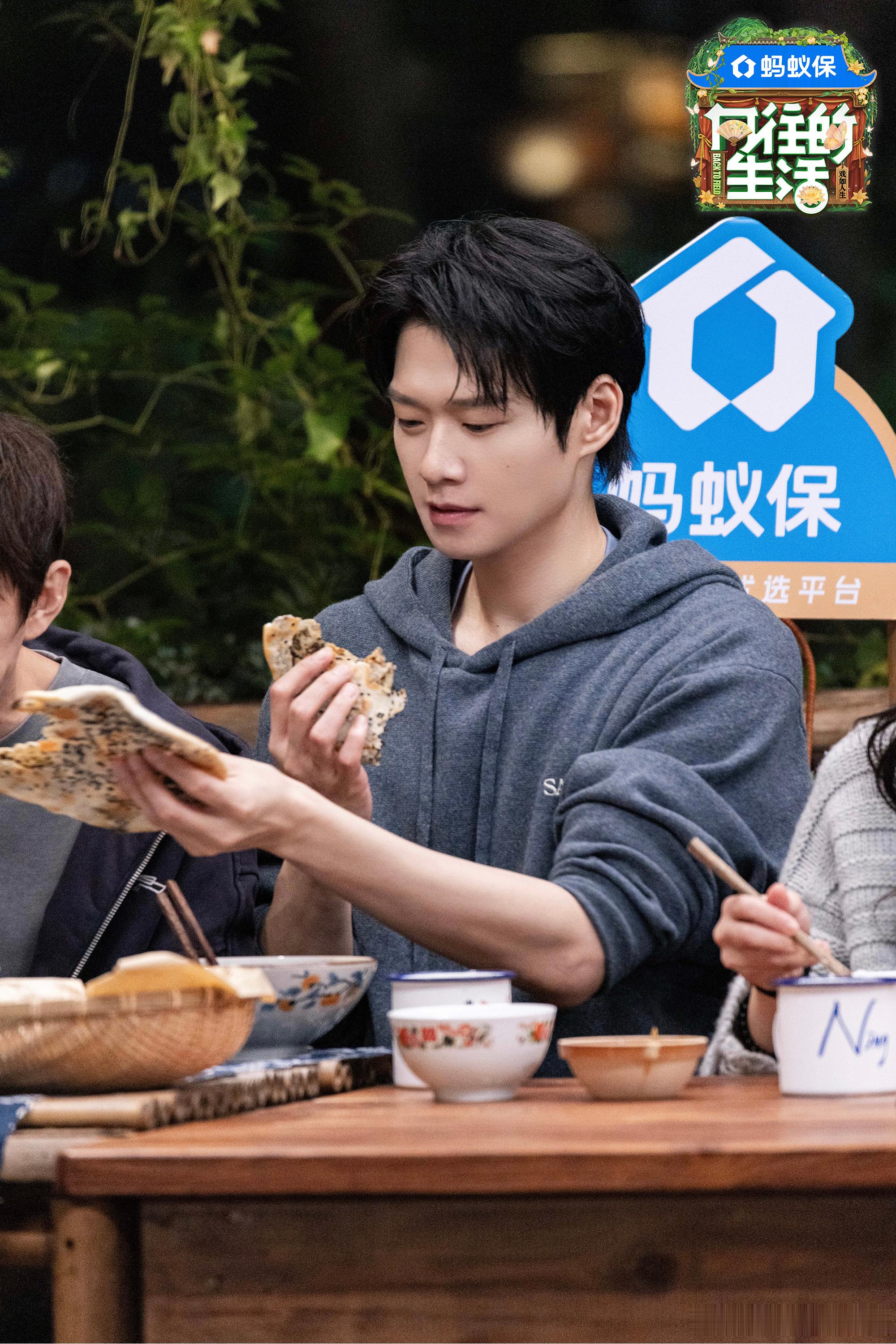 家人们谁懂啊，看《向往的生活》这段我笑到打鸣！魏大勋担心镜头少，何老师就帮他算要