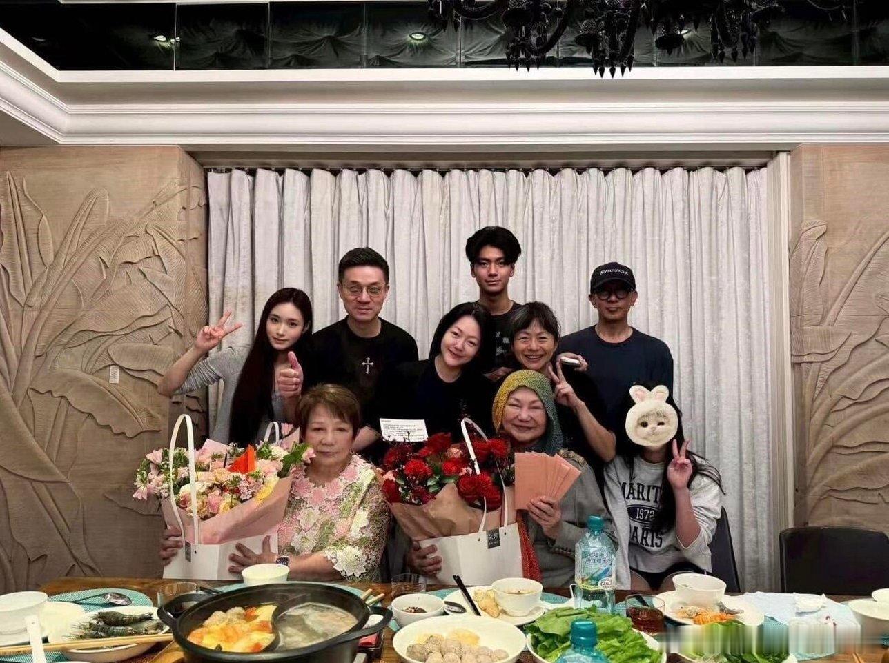 具俊晔瘦到脱相S妈晒出家庭聚会照，看到具瘦成这样，真的相信他俩是真爱了。具俊晔消