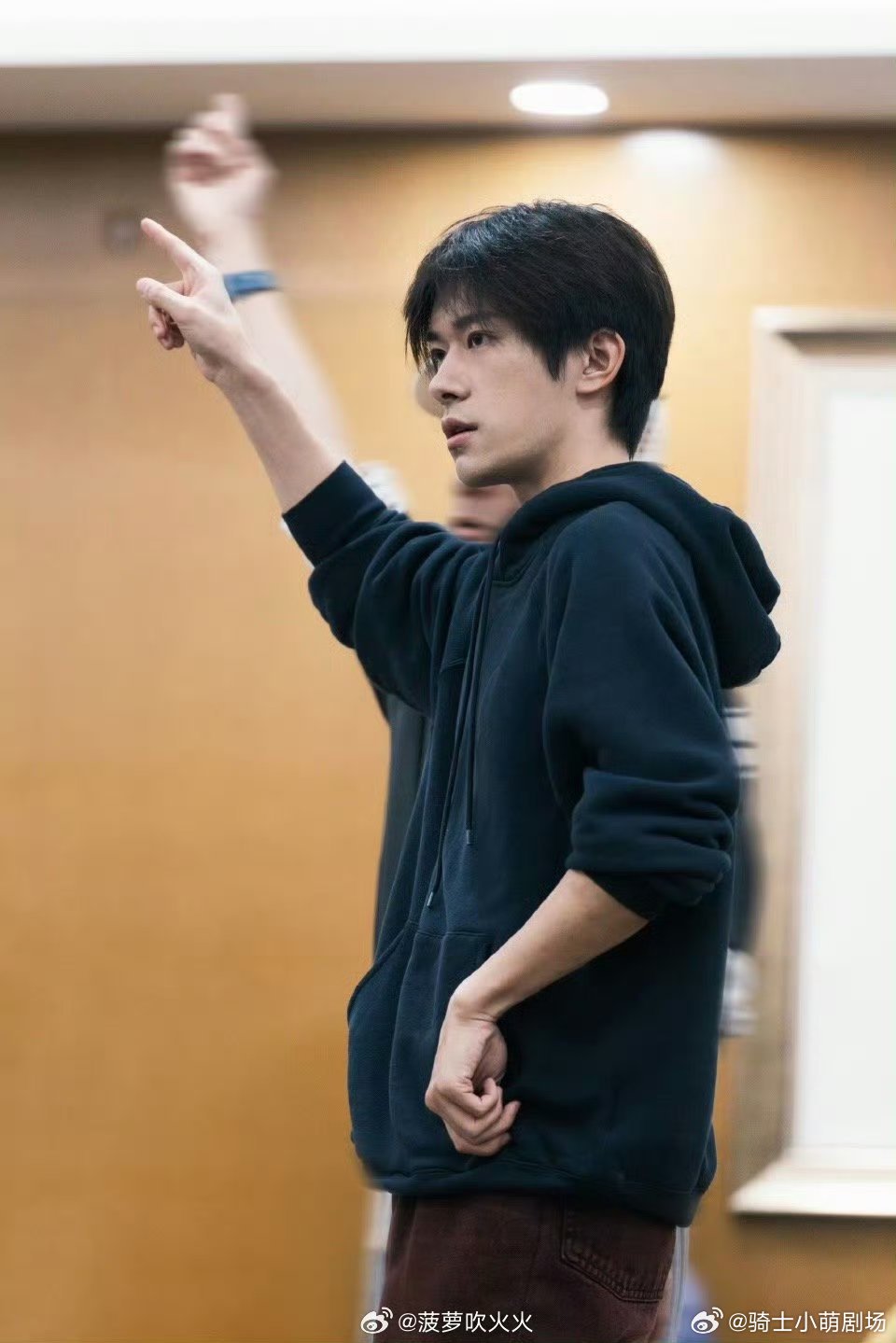 穿易烊千玺同款上身怎么不一样顾客穿上同款疑惑衣服不对，店员心里清楚差距不在衣品，