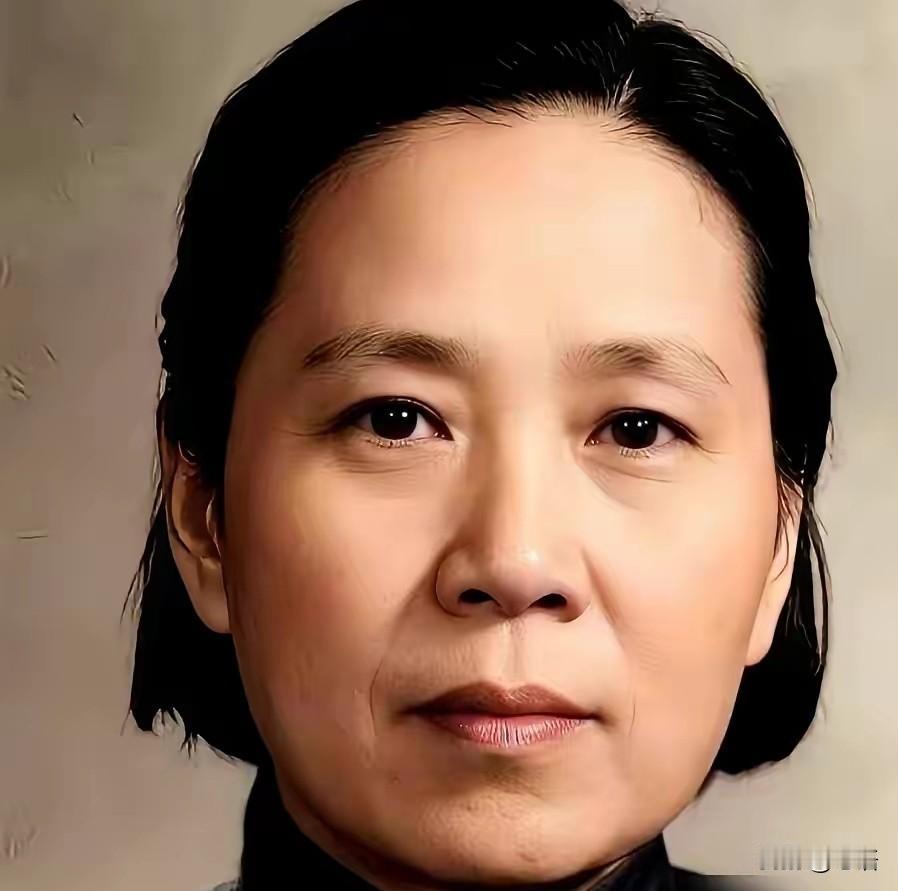 南昌起义会昌血战，陈赓膝盖骨被打碎，倒在死人堆里等死。17岁的女兵杨庆兰发现了他