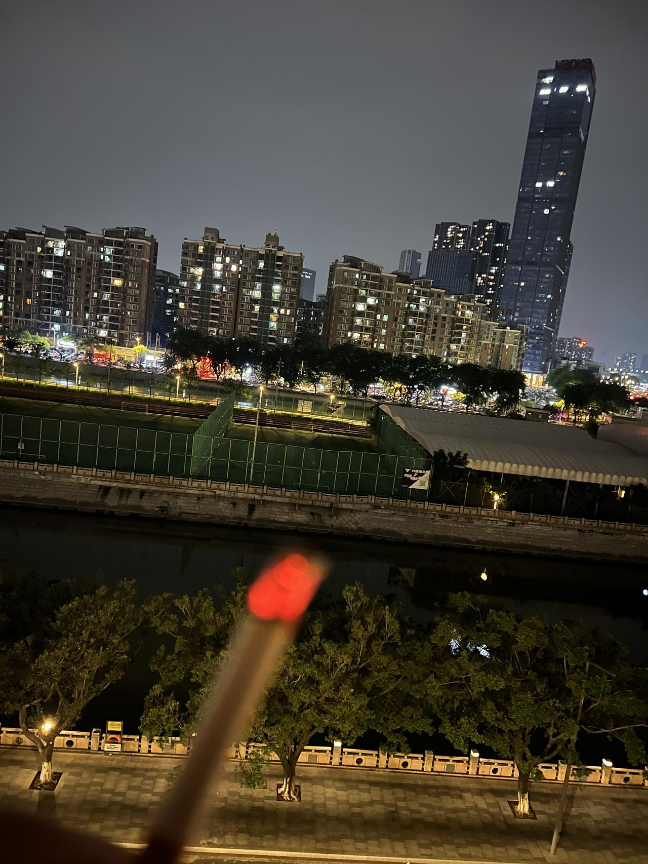 耻于谈钱，说明你还年轻，没有经历过没钱的苦恼和内心折磨！

城市一角 手机摄影 