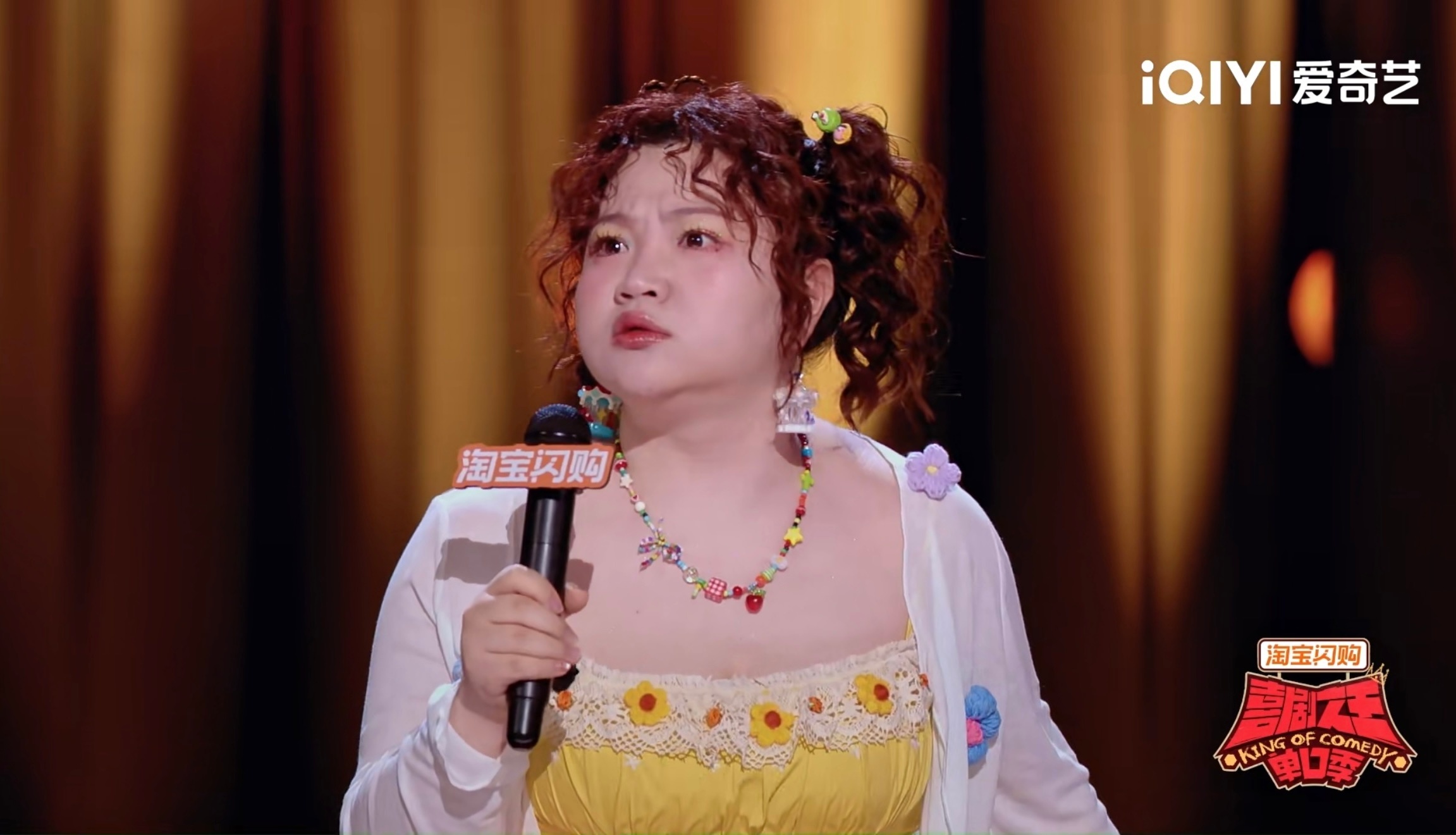 马思纯想介绍漆漆演动画片 漆漆那穿搭加上气鼓鼓的语气，活脱脱动画里的主角小人儿！