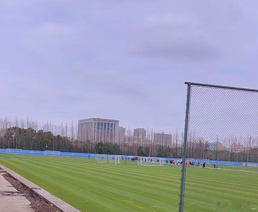 打到第三节，比分变动终于缓慢了… 前两节8:1，第三节换替补之后彭一翔进球，现在